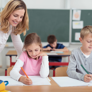 ehrerin betreut kinder im ersten Schuljahr