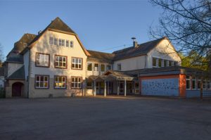 Grundschule Welschbillig - Schulhof mit Hauptgebäude