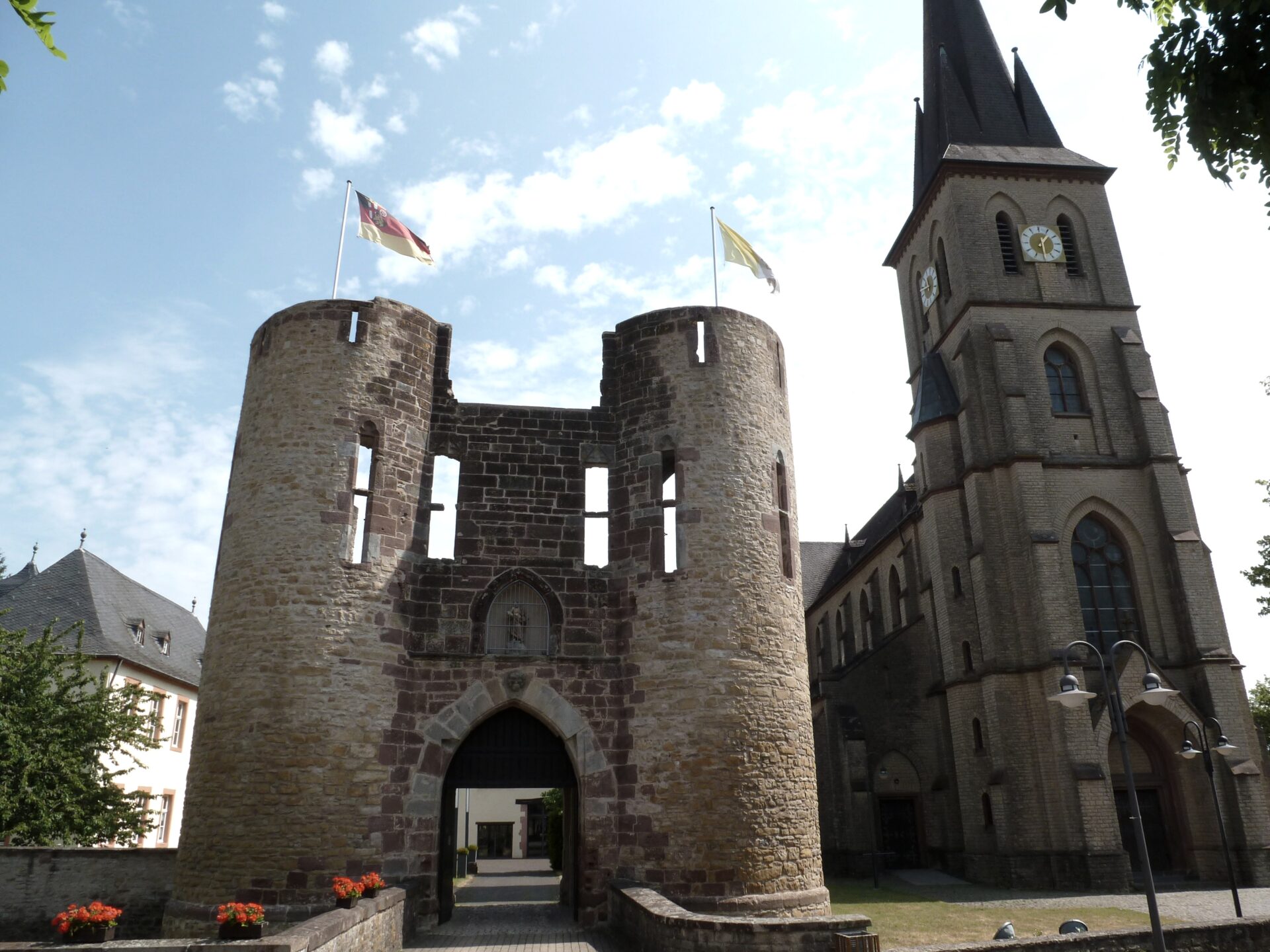 Blick von unten auf das Burgtor und die Kirche in Welschbillig