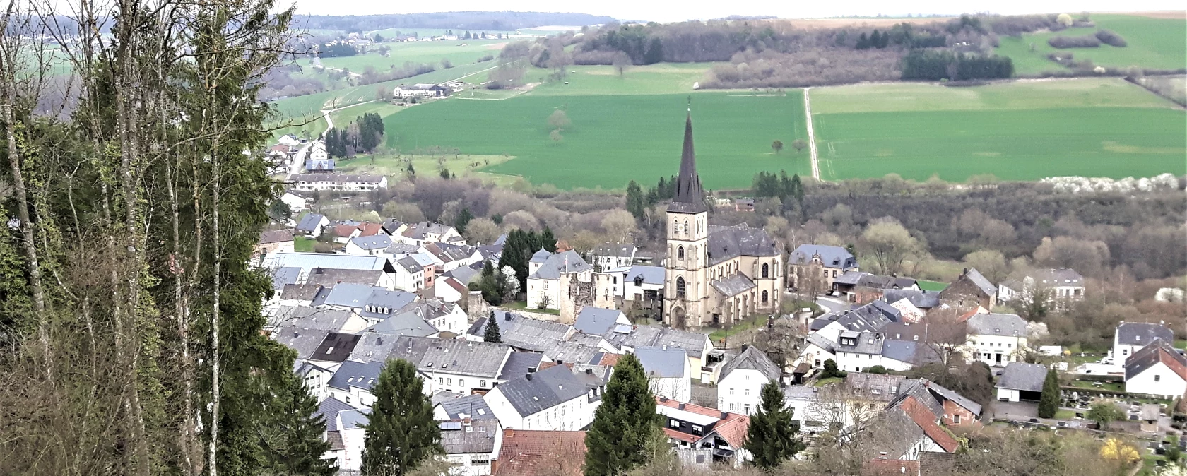 Blick von Geid auf den Ortskern in Welschbillig mit Kirche