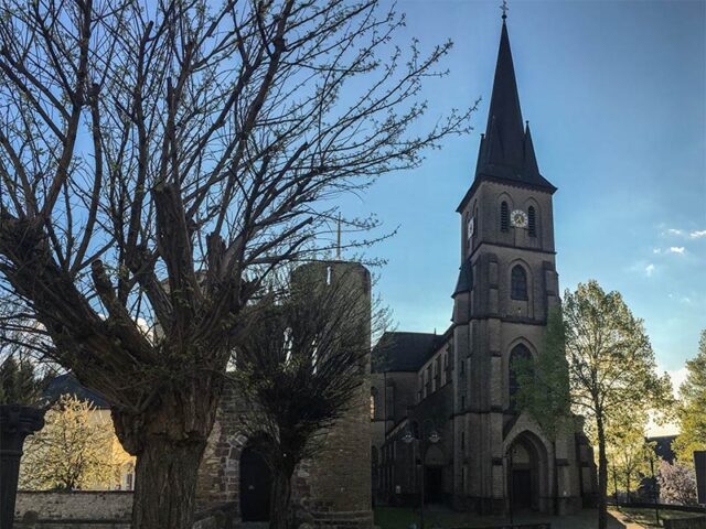 Blick auf die Kirche in Welschbillig vom Brunnen aus