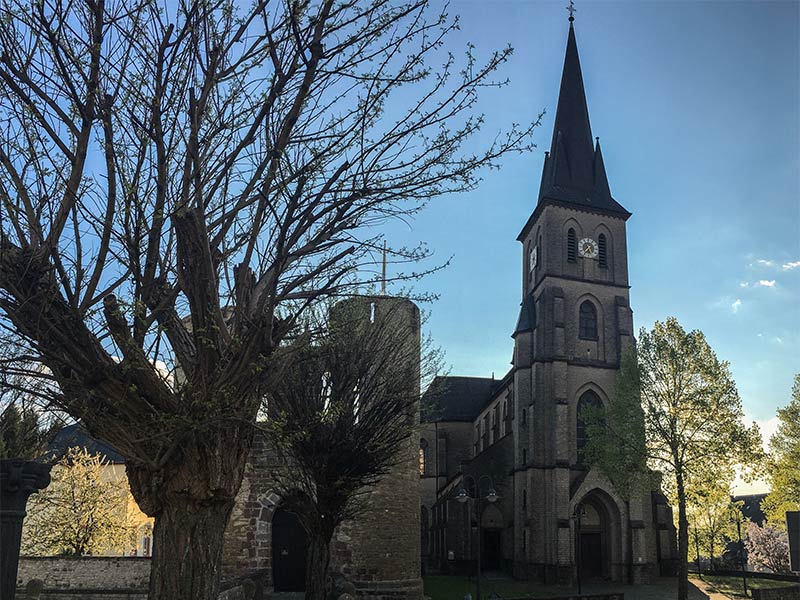 Blick auf die Kirche in Welschbillig vom Brunnen aus