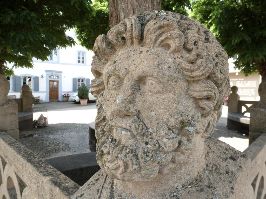 Hermenkopf am Brunnen in Welschbillig
