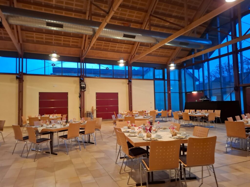 Tische für Seniorennachmittag