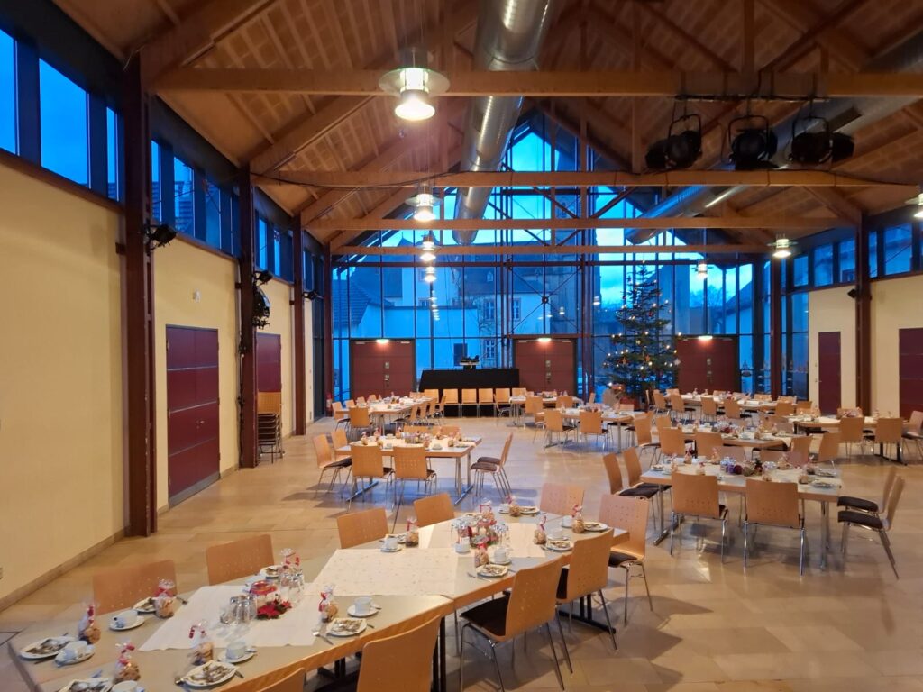 Tische für Seniorennachmittag